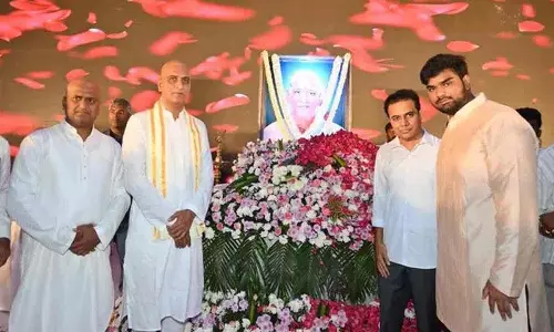KTR ने थन्नीरू सत्यनारायण राव की फिल्मोग्राफी को श्रद्धांजलि दी KTR ने थन्नीरू सत्यनारायण राव की फिल्मोग्राफी को श्रद्धांजलि दी