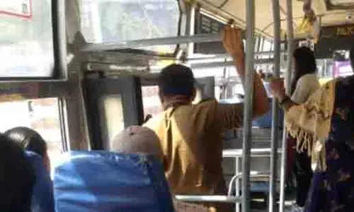 Bengaluru बस रिश्वत कांड: परिवहन अधिकारी निलंबित Bengaluru बस रिश्वत कांड: परिवहन अधिकारी निलंबित