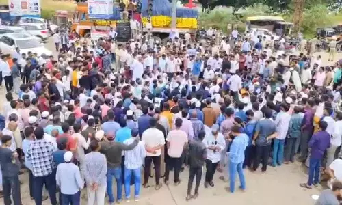 सड़क सुरक्षा के लिए विरोध प्रदर्शन के बाद Chevella के स्थानीय लोगों के खिलाफ पुलिस ने मामला दर्ज सड़क सुरक्षा के लिए विरोध प्रदर्शन के बाद Chevella के स्थानीय लोगों के खिलाफ पुलिस ने मामला दर्ज