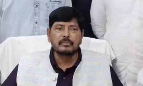 रामदास आठवले ने जताई चिंता, मुख्यमंत्री फडणवीस ने हाई-लेवल जांच के आदेश दिए रामदास आठवले ने जताई चिंता, मुख्यमंत्री फडणवीस ने हाई-लेवल जांच के आदेश दिए
