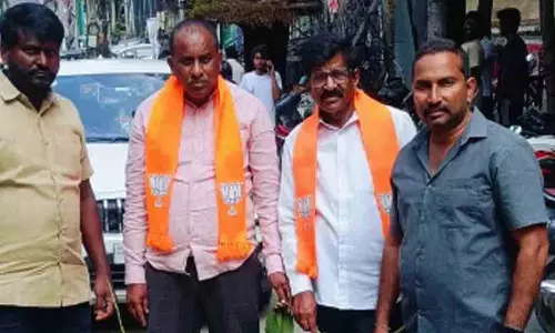 विनोद कुमार गौड़ ने KPBH Colony में सड़कों की मरम्मत की मांग की विनोद कुमार गौड़ ने KPBH Colony में सड़कों की मरम्मत की मांग की