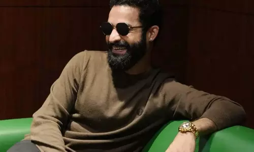 Junior NTR ने पहनी ₹2.2 करोड़ की रोलेक्स घड़ी, लग्ज़री स्टाइल का जलवा Junior NTR ने पहनी ₹2.2 करोड़ की रोलेक्स घड़ी, लग्ज़री स्टाइल का जलवा