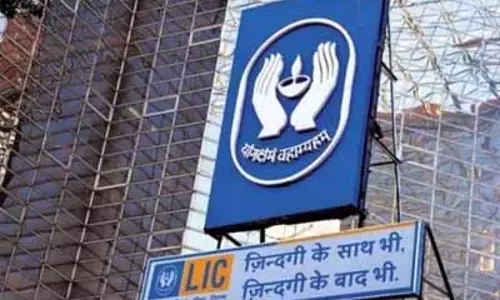 एलआईसी का मुनाफा दूसरी तिमाही में 32 प्रतिशत बढ़कर 10,053 करोड़ रुपए रहा