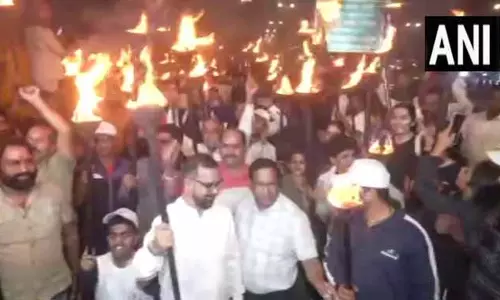 जयपुर में वंदे मातरम गीत की 150वीं वर्षगांठ पर भाजपा कार्यकर्ताओं ने निकाला मशाल जुलूस