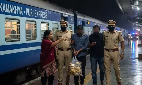 कामाख्या-पुरी एक्सप्रेस में 15 लाख रुपये के आभूषण चोरी, GRP ने अपराधियों को गिरफ्तार किया