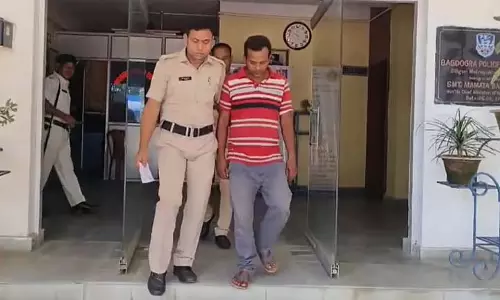 Bangladesh से घुसपैठ: बागडोगरा में सेना के शिविर में युवक मिला Bangladesh से घुसपैठ: बागडोगरा में सेना के शिविर में युवक मिला