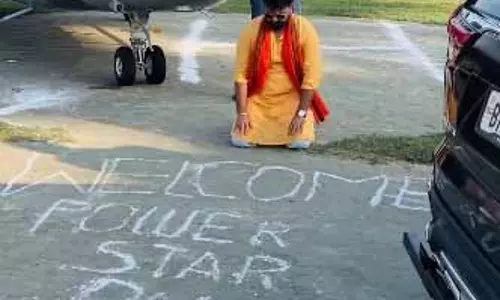 मतदान करने पैतृक गांव पहुंचे पवन सिंह, पावर स्टार के स्वागत में उमड़ा जनसैलाब