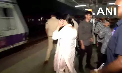 सैंडहर्स्ट रोड पर पटरियों पर चल रहे 4 लोग ट्रेन से घायल सैंडहर्स्ट रोड पर पटरियों पर चल रहे 4 लोग ट्रेन से घायल