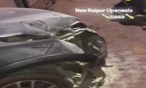 रायपुर में नशे में कार चालक की दुर्घटना, स्ट्रीट लाइट का पोल गिरा रायपुर में नशे में कार चालक की दुर्घटना, स्ट्रीट लाइट का पोल गिरा