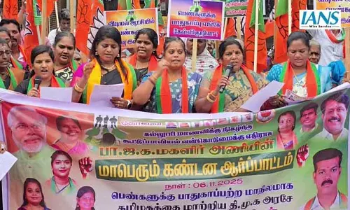 छात्रा गैंगरेप के खिलाफ BJP महिला विंग का कल्लाकुरीची में विरोध प्रदर्शन छात्रा गैंगरेप के खिलाफ BJP महिला विंग का कल्लाकुरीची में विरोध प्रदर्शन