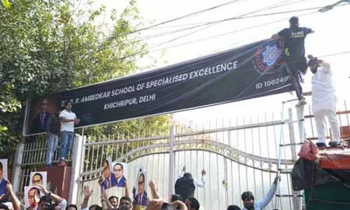 दिल्ली: डॉ. अंबेडकर स्कूल का बोर्ड हटाने पर आप का विरोध