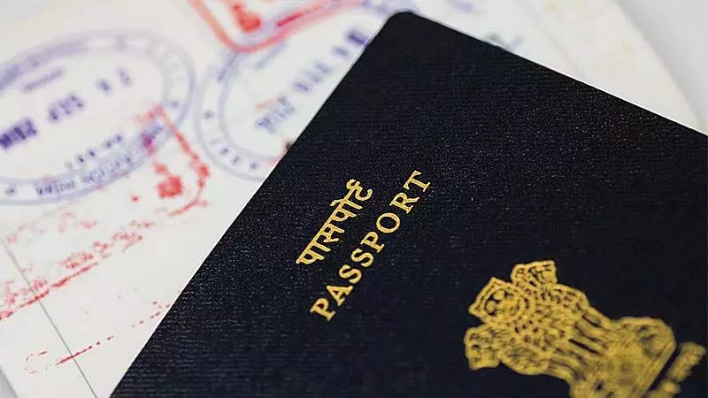 Mumbai : 18 साल का लुधियाना का टीनएजर CSMIA पर नकली वीज़ा के साथ पकड़ा गया Mumbai : 18 साल का लुधियाना का टीनएजर CSMIA पर नकली वीज़ा के साथ पकड़ा गया