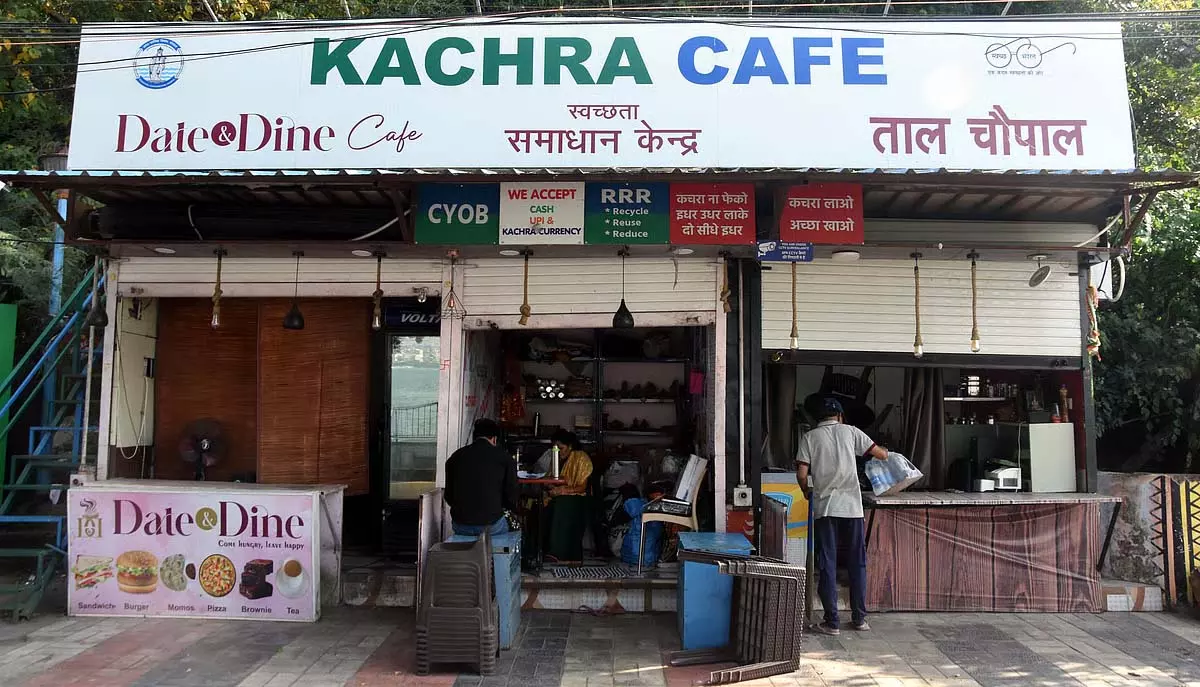 Bhopal : सरकारी ज़मीन पर बिना मंज़ूरी के कचरा कैफे बनाने को लेकर BMC पर सवाल उठ रहे है Bhopal : सरकारी ज़मीन पर बिना मंज़ूरी के कचरा कैफे बनाने को लेकर BMC पर सवाल उठ रहे है