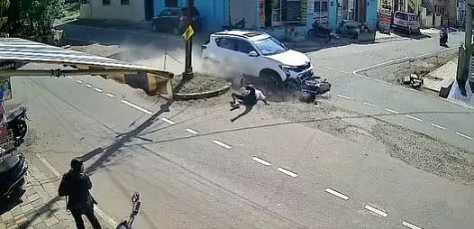 MP : खंडवा में तेज़ रफ़्तार कार ने बाइक को टक्कर मारी, आदमी बुरी तरह घायल MP : खंडवा में तेज़ रफ़्तार कार ने बाइक को टक्कर मारी, आदमी बुरी तरह घायल