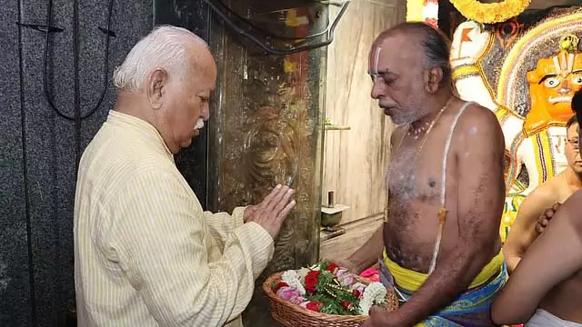 RSS प्रमुख मोहन भागवत ने चाटी अंजनेय स्वामी मंदिर का दौरा किया: विशेष पूजा अर्चना की RSS प्रमुख मोहन भागवत ने चाटी अंजनेय स्वामी मंदिर का दौरा किया: विशेष पूजा अर्चना की