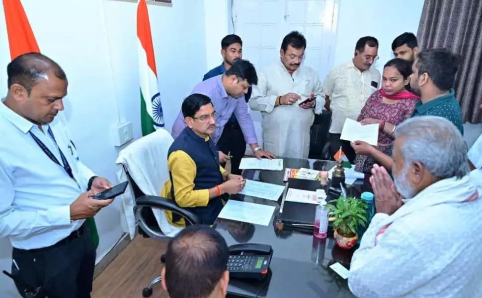 सांसद तोखन साहू ने बिलासपुर में लगाया जनदर्शन सांसद तोखन साहू ने बिलासपुर में लगाया जनदर्शन