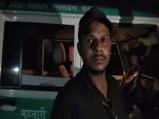 महतारी एक्सप्रेस 102 को शराबी ड्राइवर ने बीच सड़क में किया खड़ा, जमकर हुआ बवाल महतारी एक्सप्रेस 102 को शराबी ड्राइवर ने बीच सड़क में किया खड़ा, जमकर हुआ बवाल