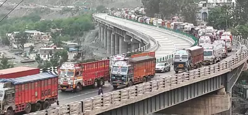 श्रीनगर-जम्मू राष्ट्रीय राजमार्ग दोतरफा हल्के यातायात के लिए खुला श्रीनगर-जम्मू राष्ट्रीय राजमार्ग दोतरफा हल्के यातायात के लिए खुला