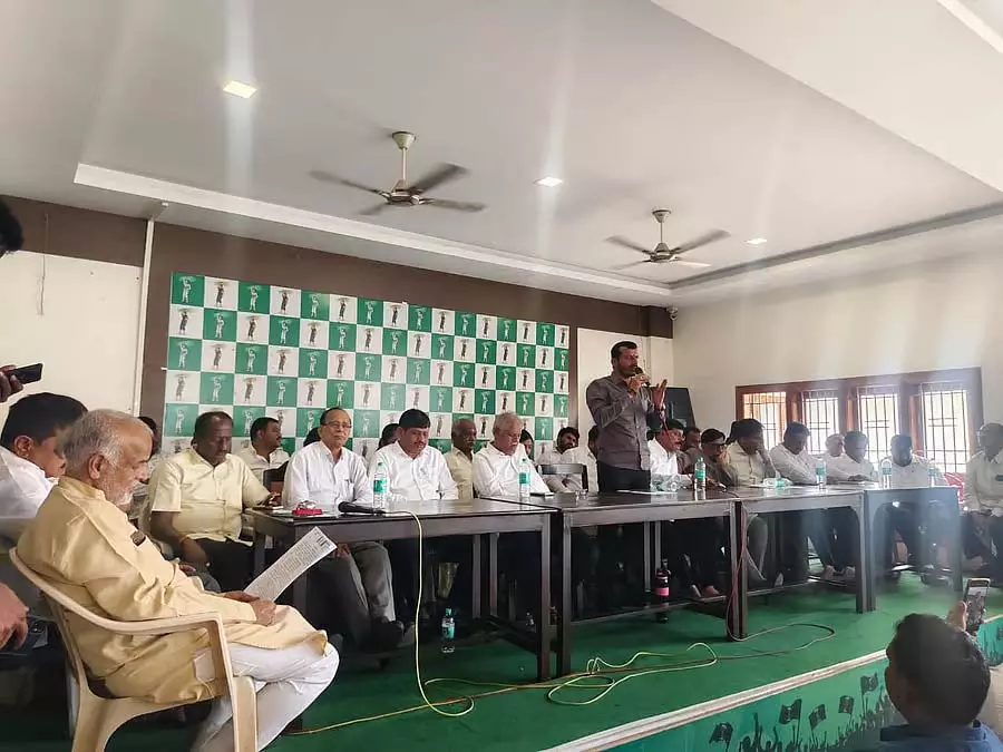सरकार शिक्षकों की समस्याओं को हल करने में विफल रही है: Ramesh Gowda सरकार शिक्षकों की समस्याओं को हल करने में विफल रही है: Ramesh Gowda
