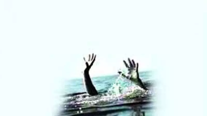 Andhra Pradesh : प्रकाशम जिले में 10 वर्षीय लड़का तालाब में डूबा Andhra Pradesh : प्रकाशम जिले में 10 वर्षीय लड़का तालाब में डूबा