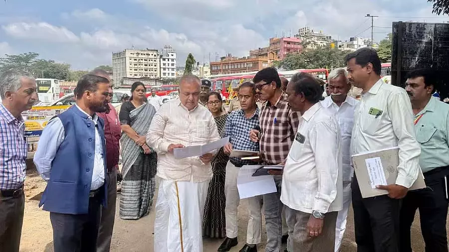 Karnataka : परिवहन मंत्री ने केम्पेगौड़ा बस स्टैंड का अचानक दौरा किया Karnataka : परिवहन मंत्री ने केम्पेगौड़ा बस स्टैंड का अचानक दौरा किया