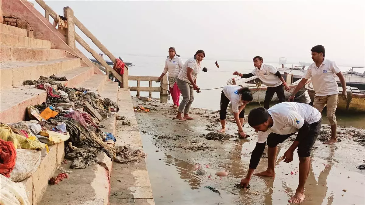 Varanasi: काशी की गलियों में झलकी सफाई की चमक, चला विशेष अभियान Varanasi: काशी की गलियों में झलकी सफाई की चमक, चला विशेष अभियान
