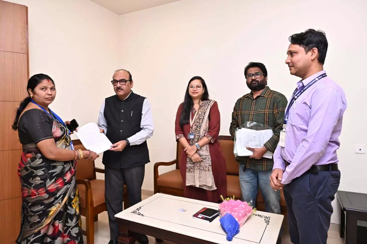 मुख्य सचिव विकासशील के निवास पहुंची SIR टीम मुख्य सचिव विकासशील के निवास पहुंची SIR टीम