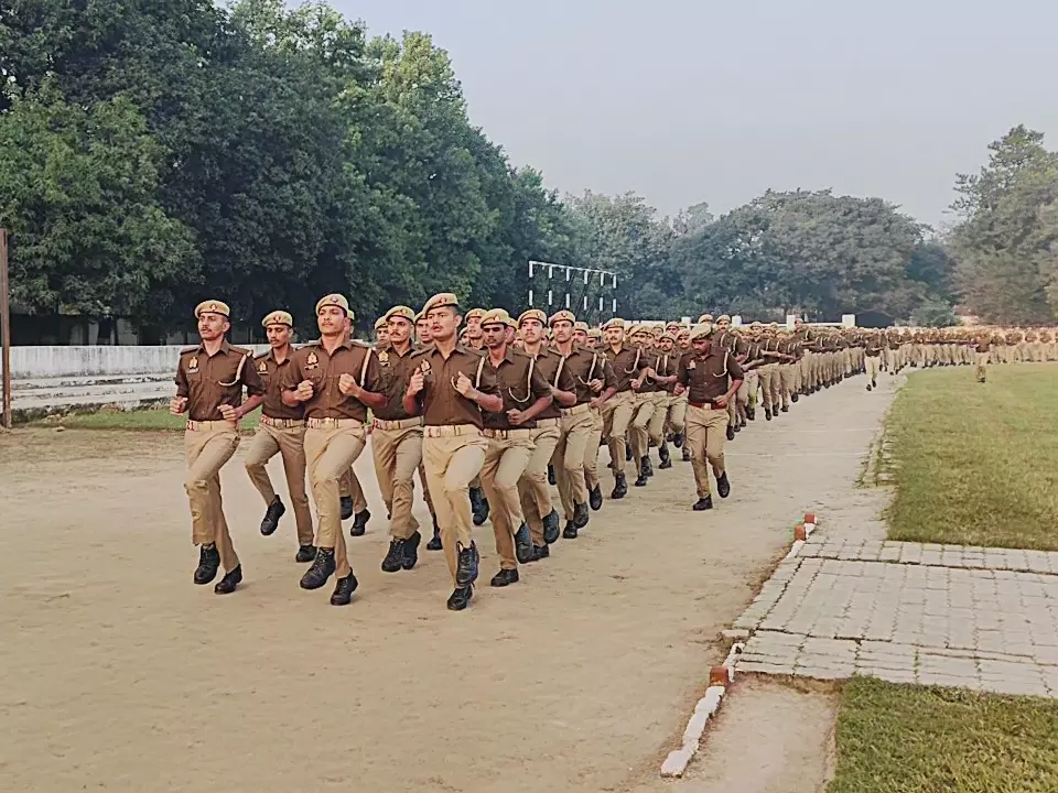 Firozabad: फिटनेस के लिए पुलिसकर्मियों की दौड़, दिया स्वस्थ रहने का संदेश Firozabad: फिटनेस के लिए पुलिसकर्मियों की दौड़, दिया स्वस्थ रहने का संदेश