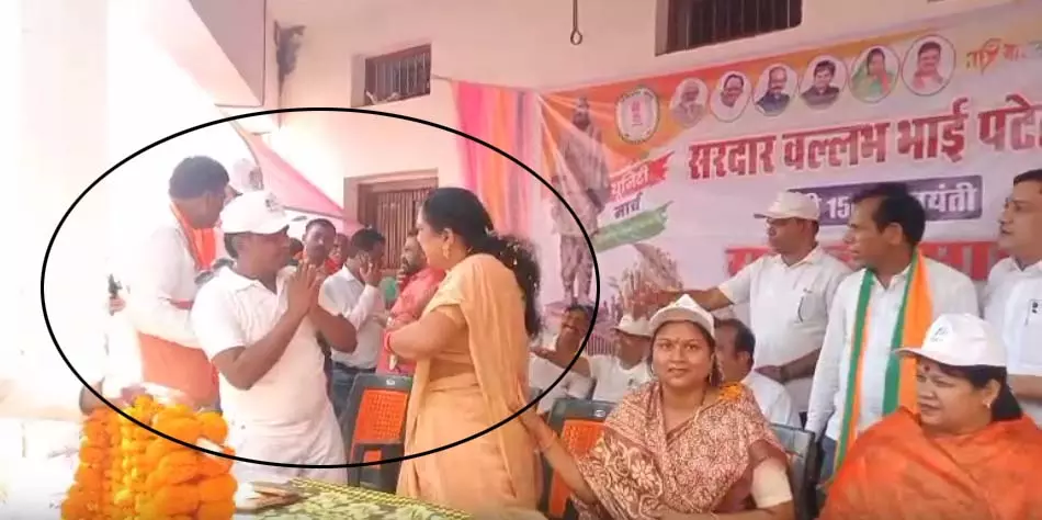 बीजेपी नेत्री को मंच में आई गुस्सा, हाथ जोड़े बीजेपी नेता बीजेपी नेत्री को मंच में आई गुस्सा, हाथ जोड़े बीजेपी नेता