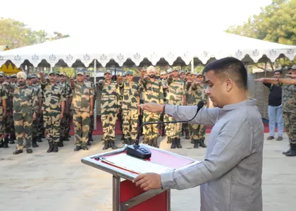 गुजरात के Dy CM ने कच्छ में सीमा चौकी पर सैनिकों के संग गाया ‘वंदे मातरम गुजरात के Dy CM ने कच्छ में सीमा चौकी पर सैनिकों के संग गाया ‘वंदे मातरम