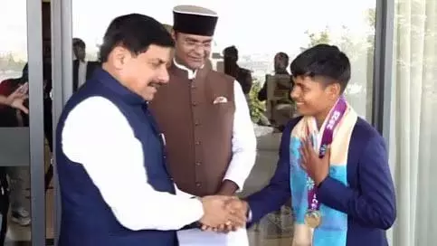 CM ने वर्ल्ड कप जीत के बाद क्रांति गौड़ को मेडल और ₹1 करोड़ का इनाम देकर सम्मानित किया CM ने वर्ल्ड कप जीत के बाद क्रांति गौड़ को मेडल और ₹1 करोड़ का इनाम देकर सम्मानित किया