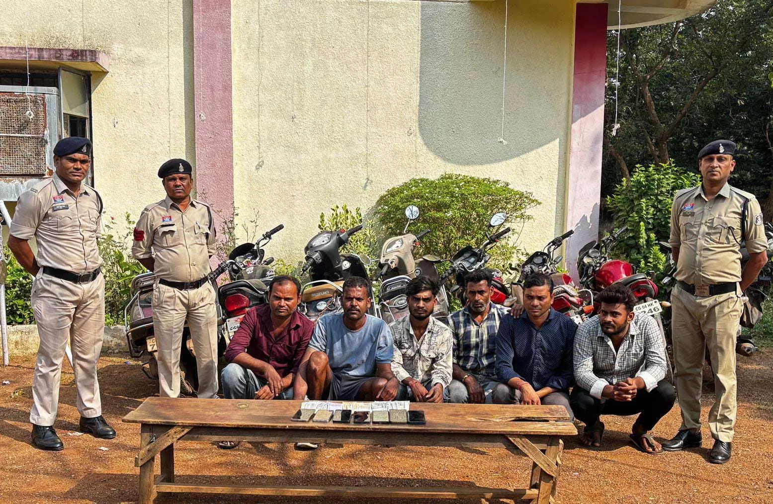 6 जुआरी रंगे हाथ गिरफ्तार, 2 लाख का माल जब्त 6 जुआरी रंगे हाथ गिरफ्तार, 2 लाख का माल जब्त