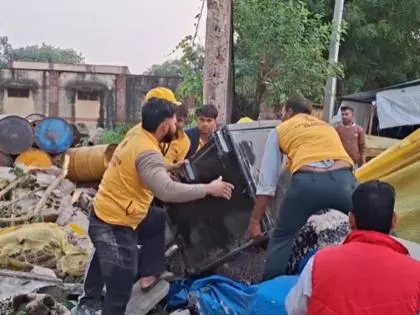 Dholpur में चारदीवारी गिरने से मलबे में कई लोग फंसे, चार को बचाया गया Dholpur में चारदीवारी गिरने से मलबे में कई लोग फंसे, चार को बचाया गया