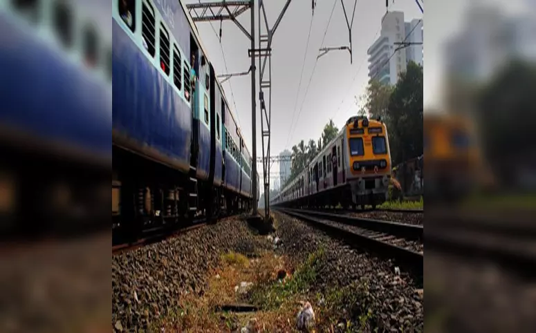 रेलवे ट्रैक पर मिला क्षत-विक्षत शव, हाथ पर कुछ लिखा हुआ मिला...जांच में जुटी पुलिस रेलवे ट्रैक पर मिला क्षत-विक्षत शव, हाथ पर कुछ लिखा हुआ मिला...जांच में जुटी पुलिस