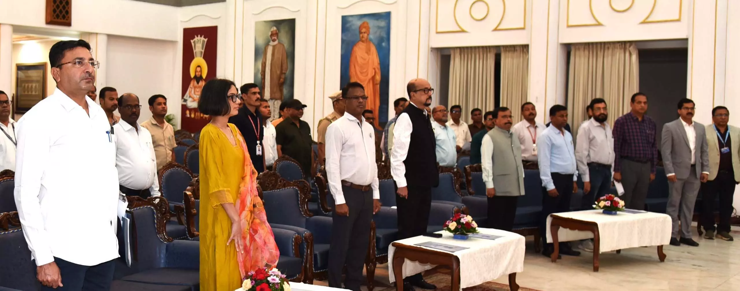 रायपुर राजभवन में वंदे मातरम् के 150 वर्ष पर सामूहिक गायन रायपुर राजभवन में वंदे मातरम् के 150 वर्ष पर सामूहिक गायन
