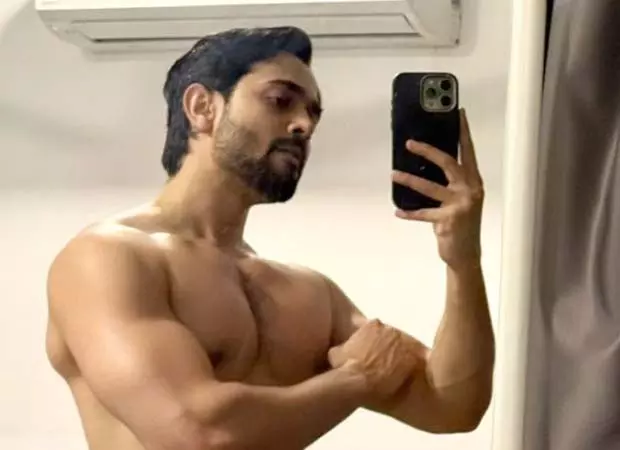 भुवन बाम ने “Baby Steps” कैप्शन के साथ अपनी धर्मा डेब्यू फिल्म के लिए फिटनेस की तैयारी का संकेत दिया भुवन बाम ने “Baby Steps” कैप्शन के साथ अपनी धर्मा डेब्यू फिल्म के लिए फिटनेस की तैयारी का संकेत दिया