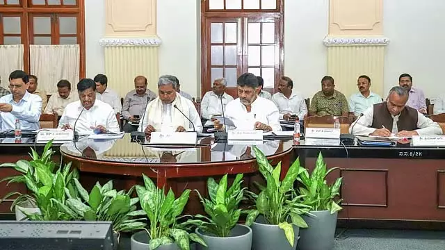 गन्ना किसानों का विरोध प्रदर्शन: CM ने चीनी मिल मालिकों के साथ इमरजेंसी मीटिंग की गन्ना किसानों का विरोध प्रदर्शन: CM ने चीनी मिल मालिकों के साथ इमरजेंसी मीटिंग की