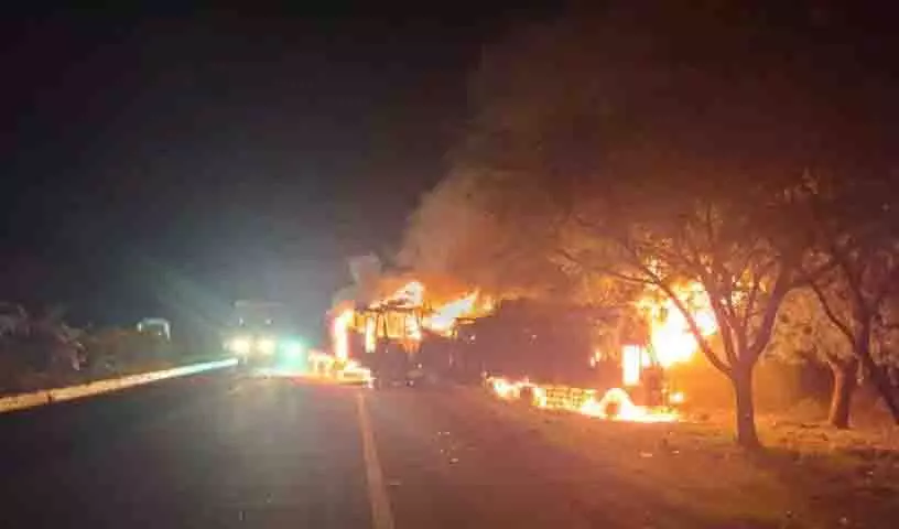 Hyderabad: शमशाबाद के पास NH-44 पर ट्रक में आग लगने से यातायात प्रभावित Hyderabad: शमशाबाद के पास NH-44 पर ट्रक में आग लगने से यातायात प्रभावित