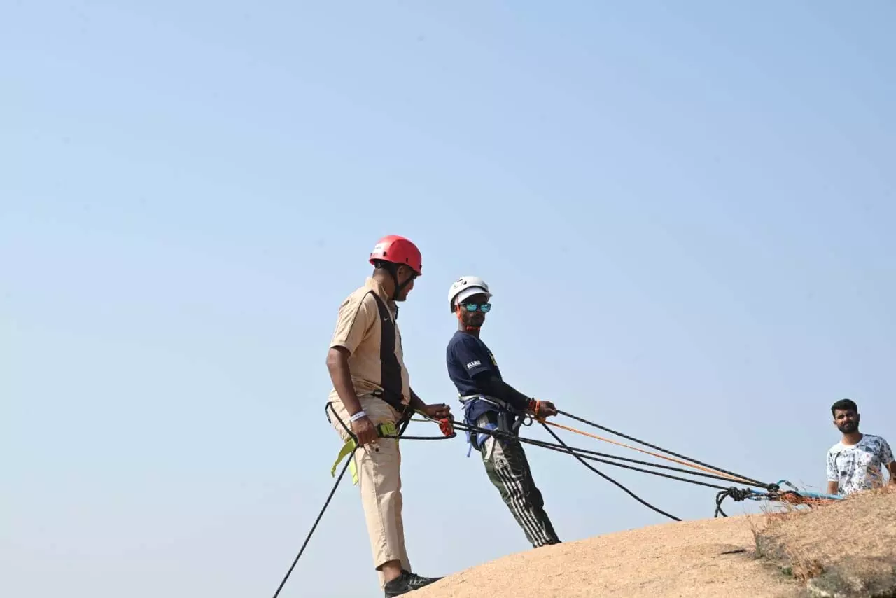 देशदेखा में 120 पर्यटक ले रहे रॉक क्लाइंबिंग का रोमांच देशदेखा में 120 पर्यटक ले रहे रॉक क्लाइंबिंग का रोमांच