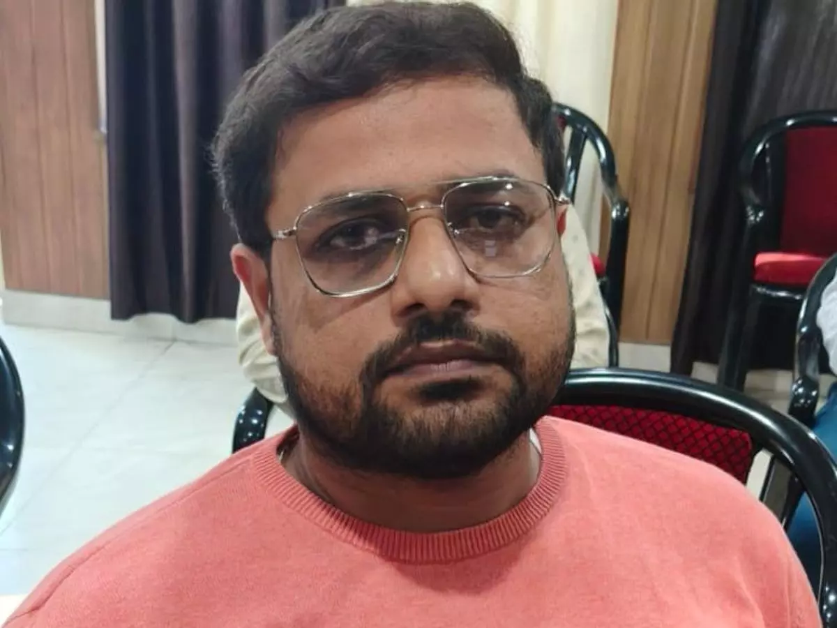 Bareilly: रिश्वतखोरी में फंसा चकबंदी विभाग का पेशकार Bareilly: रिश्वतखोरी में फंसा चकबंदी विभाग का पेशकार