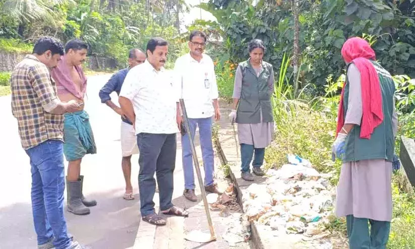 Kerala : पहाड़ी राजमार्ग पर कचरा फेंकने पर 20,000 रुपये का जुर्माना Kerala : पहाड़ी राजमार्ग पर कचरा फेंकने पर 20,000 रुपये का जुर्माना