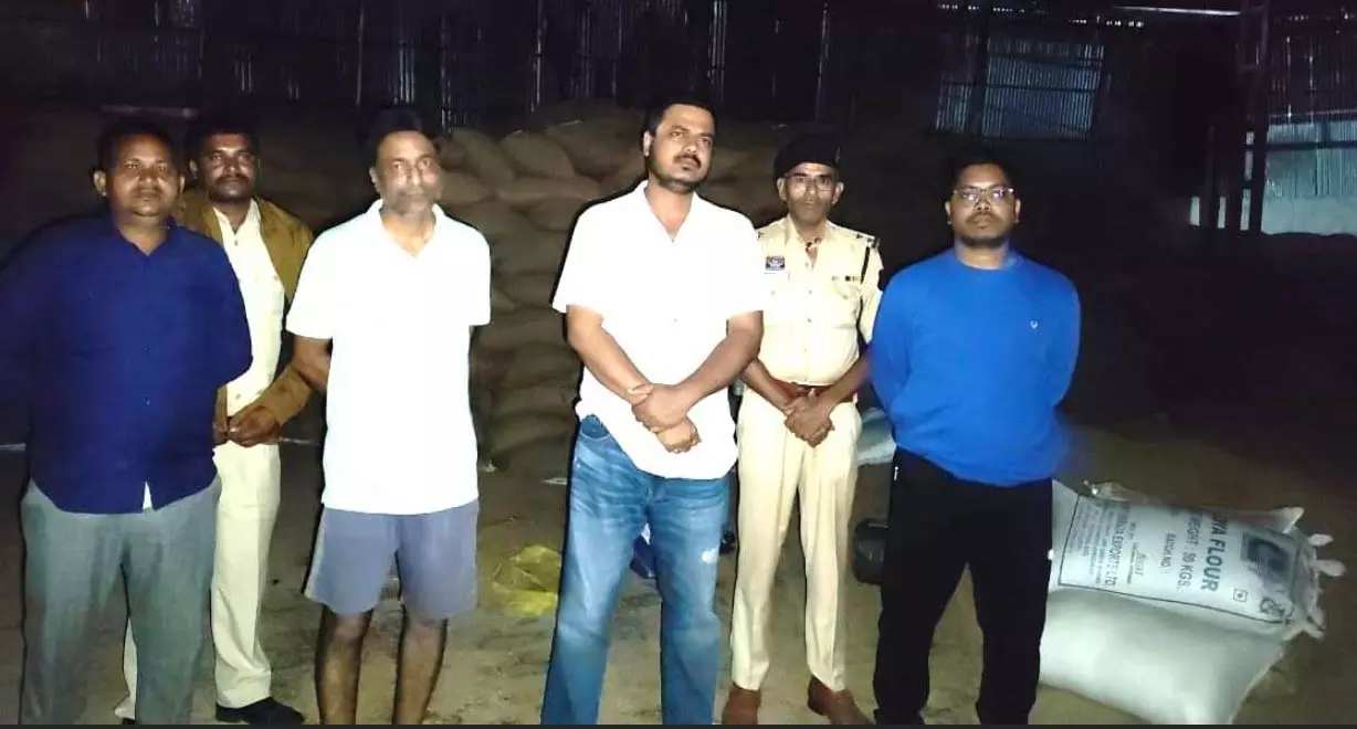 कोचिया के घर से 1265 बोरी अवैध धान जब्त कोचिया के घर से 1265 बोरी अवैध धान जब्त