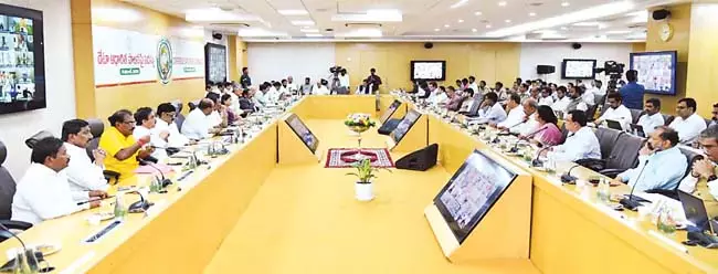 टेक्नोलॉजी की मदद से कोर्ट केस में जवाब देना कमाल का है : CM Chandrababu टेक्नोलॉजी की मदद से कोर्ट केस में जवाब देना कमाल का है : CM Chandrababu