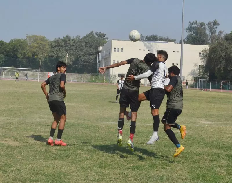 उभरते फुटबॉल सितारों ने Karnal सेमीफाइनल में हर किक का फायदा उठाया उभरते फुटबॉल सितारों ने Karnal सेमीफाइनल में हर किक का फायदा उठाया