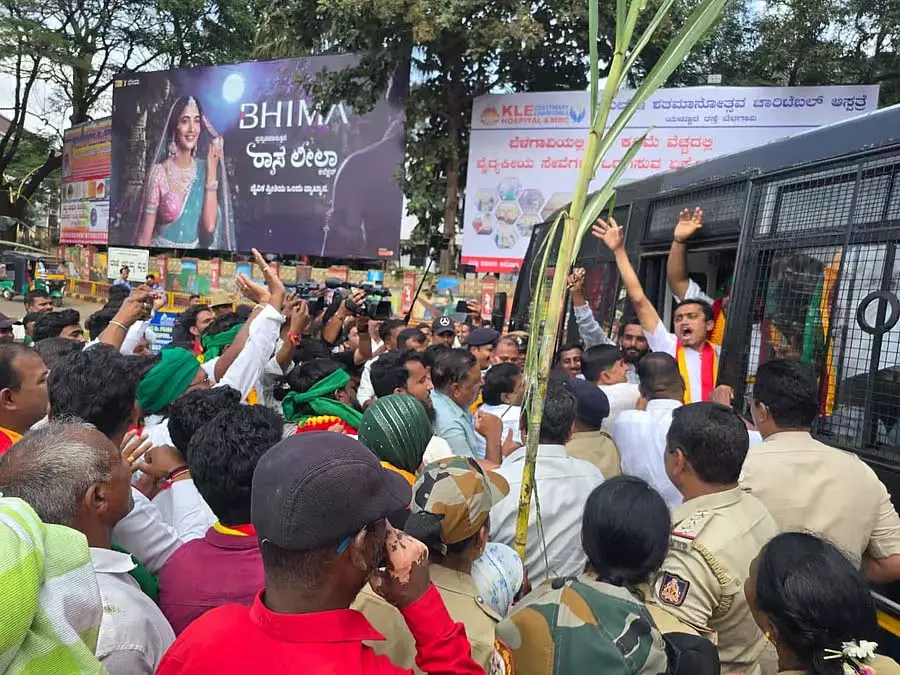 गन्ने की कीमत को लेकर विरोध प्रदर्शन: प्रदर्शनकारियों को पुलिस हिरासत में लिया गन्ने की कीमत को लेकर विरोध प्रदर्शन: प्रदर्शनकारियों को पुलिस हिरासत में लिया