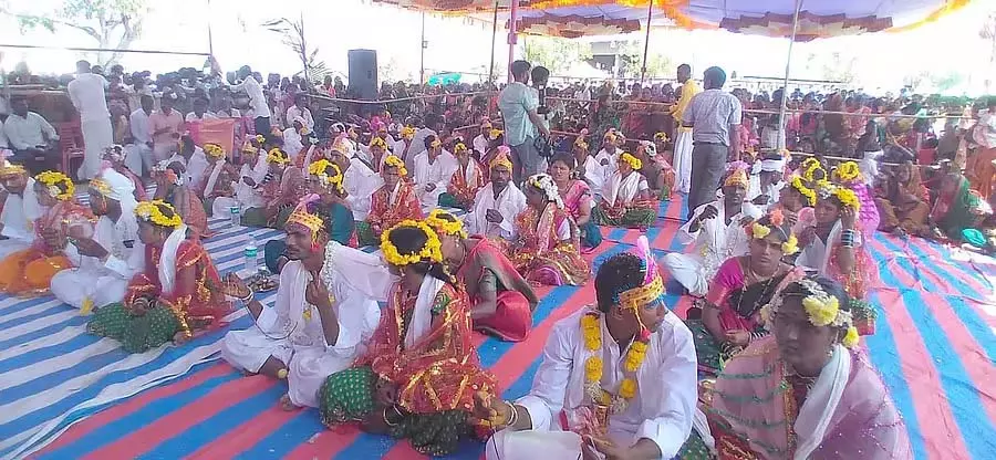 Karnataka : माकानूर गांव में सिद्धारूढ़ा मठ में सामूहिक विवाह समारोह Karnataka : माकानूर गांव में सिद्धारूढ़ा मठ में सामूहिक विवाह समारोह