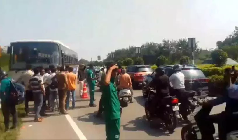 RTC बस ने कार को ओवरटेक किया और दूसरी तरफ जा घुसी RTC बस ने कार को ओवरटेक किया और दूसरी तरफ जा घुसी