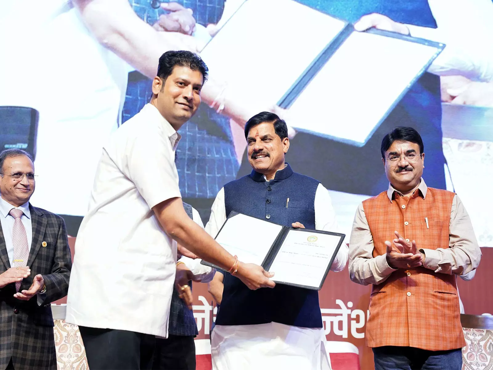 CM यादव ने 877 नए सरकारी भर्तियों को नियुक्ति पत्र वितरित किए CM यादव ने 877 नए सरकारी भर्तियों को नियुक्ति पत्र वितरित किए