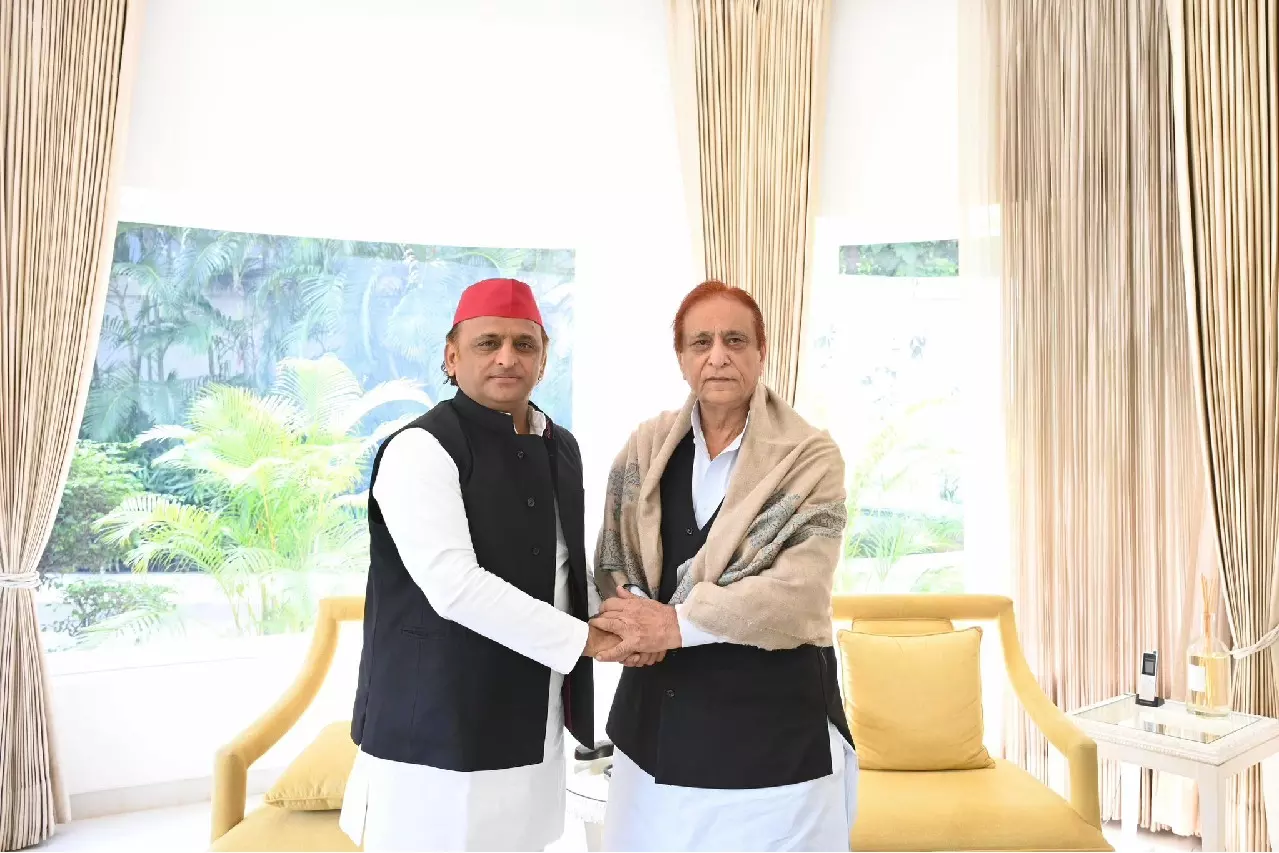 Lucknow में अखिलेश यादव से मिले आजम खान, सियासी हलचल तेज Lucknow में अखिलेश यादव से मिले आजम खान, सियासी हलचल तेज