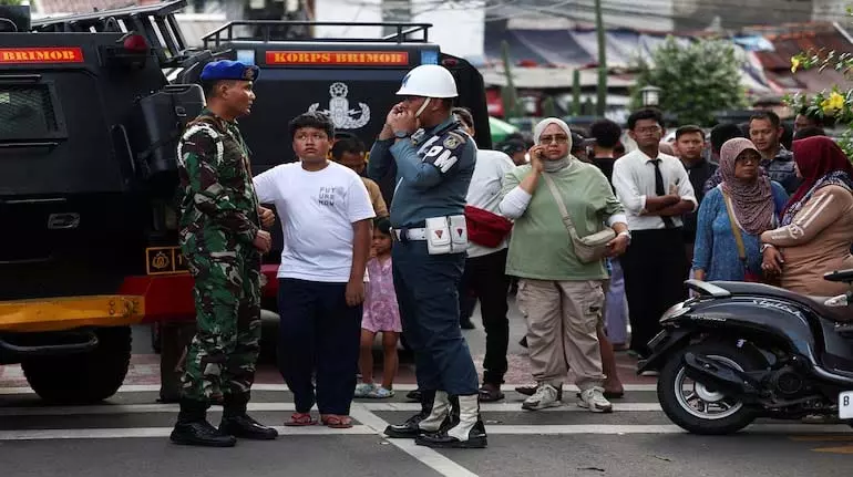 Indonesia के एक हाई स्कूल में मस्जिद के पास हुए कई विस्फोटों में 54 लोग घायल Indonesia के एक हाई स्कूल में मस्जिद के पास हुए कई विस्फोटों में 54 लोग घायल